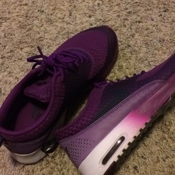 Nike Shoes - Nike thea